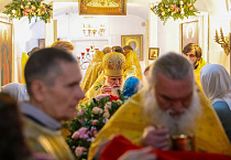 В Покровском храме Кургана собор архиереев совершил Литургию