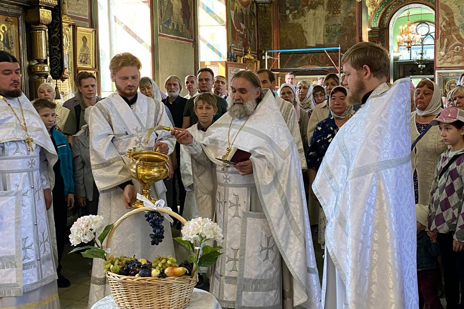 В храмах Курганской епархии прошли праздничные богослужения и освящение плодов