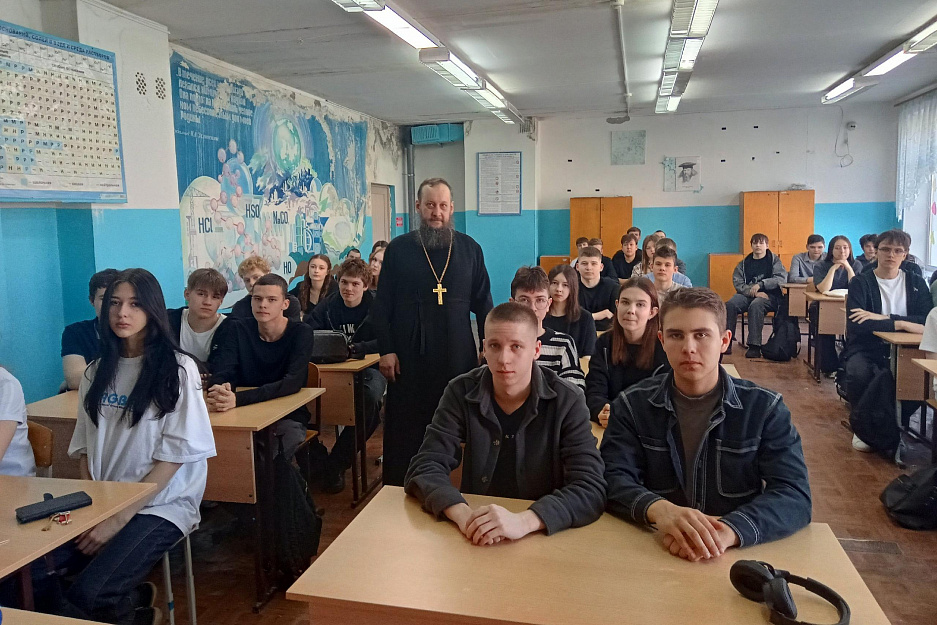 В Кургане священник - участник СВО встретился с десятиклассниками