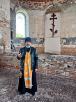 Петуховский священник совершил молебен в полуразрушенном храме