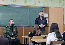 В Лебяжье священник-участник СВО встретился со школьниками накануне Дня Победы