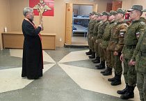 Курганский священник совершил пасхальный молебен в облвоенкомате