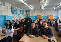 В Кургане священник - участник СВО встретился с десятиклассниками