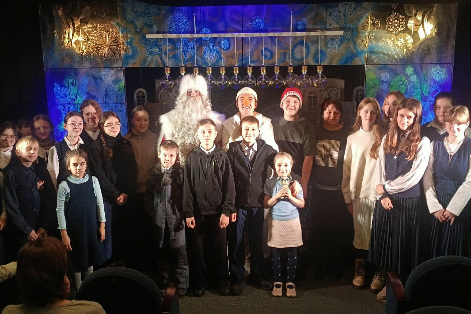 Православные гимназисты помогли Деду Морозу в кукольном театре «Гулливер»