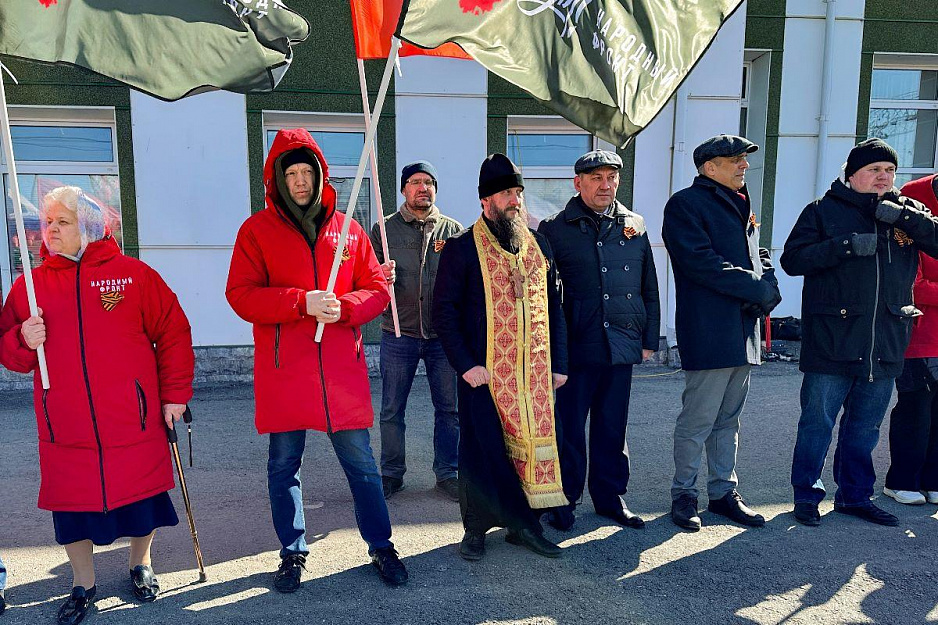 Курганский священник благословил отправку на фронт автомобилей для зауральских воинов