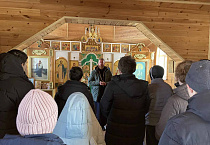 В Зауралье священник съездил с 8-классниками на страусиную ферму