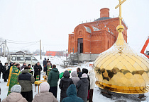 Величественный крест установили на храме села Половинное