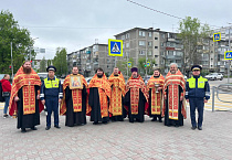 В Кургане священники совершили молебен святителю Николаю Чудотворцу на аварийном перекрестке