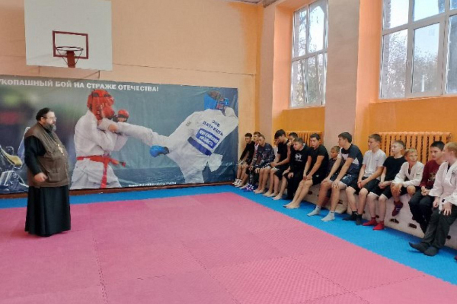 В Макушино священник посетил клуб «Пластун»