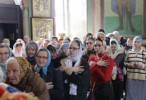 В главном соборе Кургана началась раздача Благодатного огня