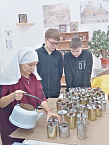 В Кургане школьники помогли прихожанам в изготовлении маскировочных сетей