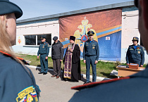 В Кургане священник поздравил огнеборцев с юбилеем пожарной охраны