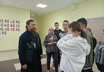 Зауральское село посетил священник и выставка православной литературы