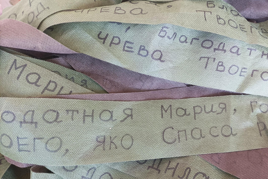 В Зауралье члены СПЖ пишут на лентах для маскировочных сетей молитвы