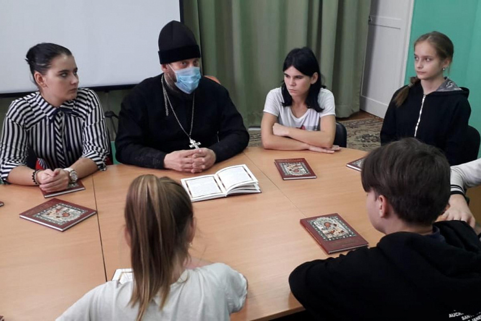 Курганский священник посетил воспитанников реабилитационного центра