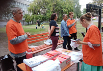 В День города миссионерский отдел Курганской епархии провёл акцию «Евангелие в каждый дом»
