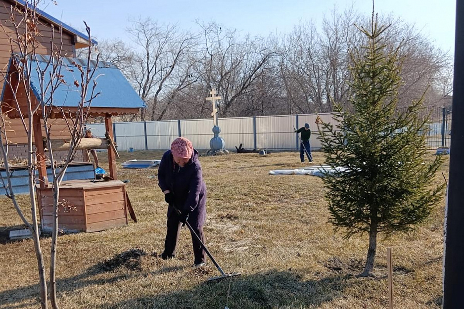 Прихожане сельского храма навели порядок на прилегающей территории