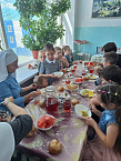 В социальной столовой курганского храма учат маленьких поварят