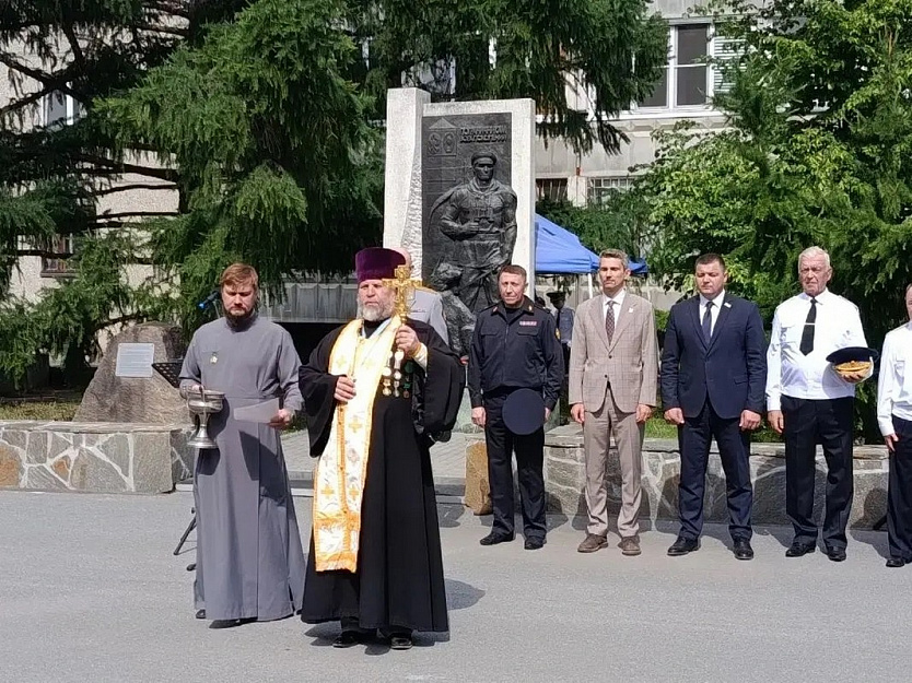 В Кургане священник в честь Дня пограничника вручил руководству погранохраны икону Божией Матери