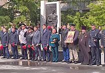 Курганский священник принял участие в митинге в честь Дня пограничника