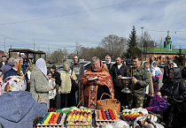 В Кургане возле православного храма в праздник Пасхи собрались люди разных национальностей