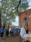 Курганский священник совершил молебен у стен разрушенного храма