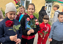 Православные гимназисты поздравили с праздником пожилых курганцев