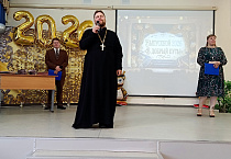 Настоятель кетовского храма поздравил выпускников Центра образования с получением аттестатов