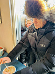 В Кургане сестры милосердия организовали в Рождество кормление и вручение подарков