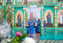 В возрожденном храме Чимеевского монастыря прошла первая архиерейская Литургия и освящение нового иконостаса