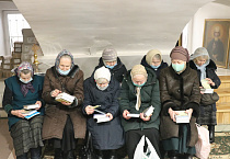 В Кургане активные прихожанки получили в дар православные книги