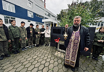 В Кургане по инициативе священника в школе провели акцию «Роза памяти»