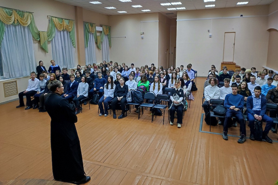 Клирик курганского храма провёл урок «Разговоры о важном» в гимназии №31