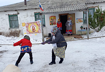Священник в Нижней Алабуге наградил юных участников праздника сладостями