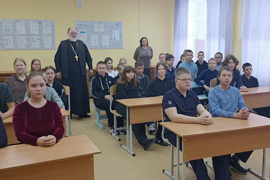 Рычковский священник поздравил местных школьников с Днём народного единства