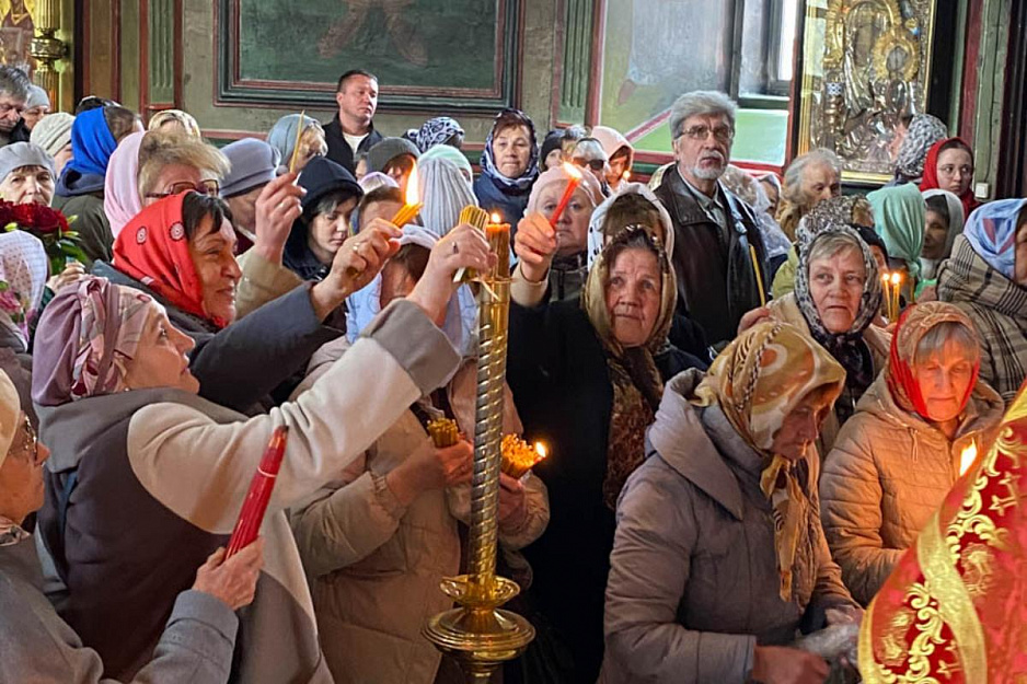 В главном соборе Кургана началась раздача благодатного огня