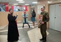 Курганский священник совершил пасхальный молебен в облвоенкомате