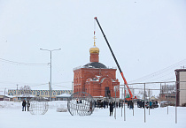 Величественный крест установили на храме села Половинное