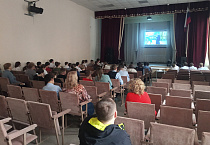 Около 200 школьников посмотрели фильм о курганском священнике Михаиле Шушарине