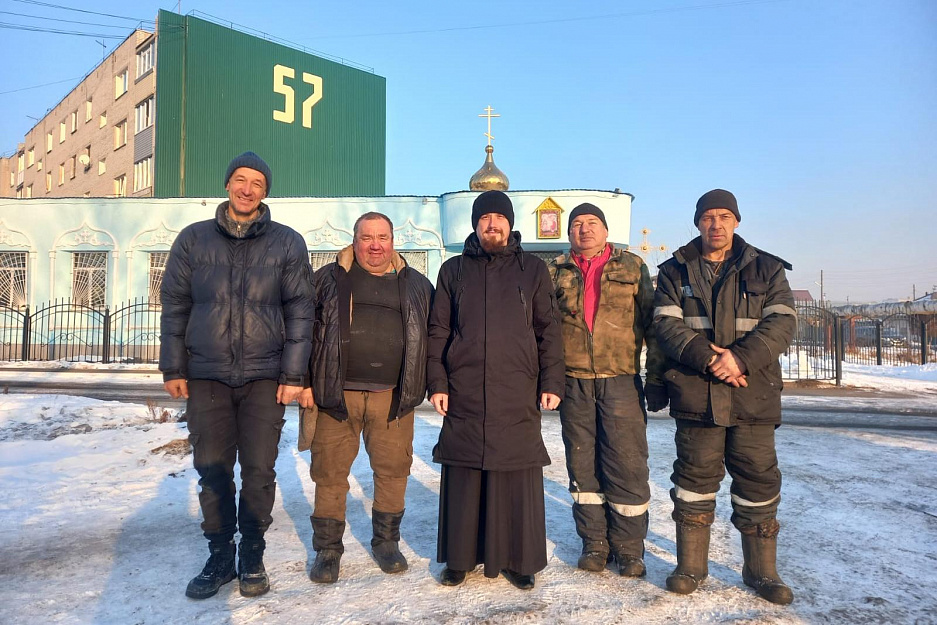 В Кургане на Благовещенском храме установили новый купол