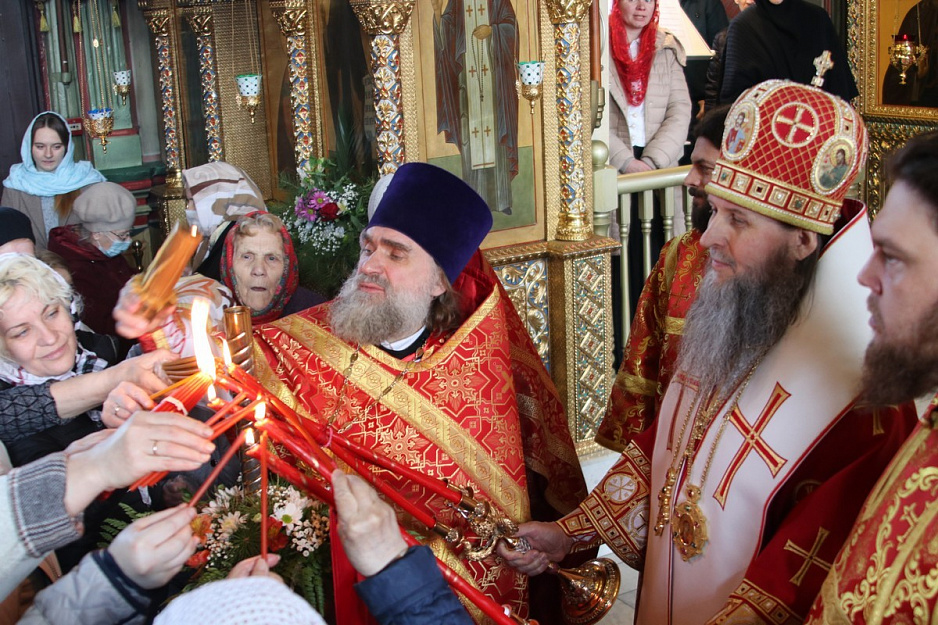 В Александро-Невский кафедральный собор доставили благодатный огонь