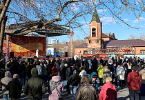 В Пасху возле кафедрального собора в Кургане состоялся  праздничный концерт