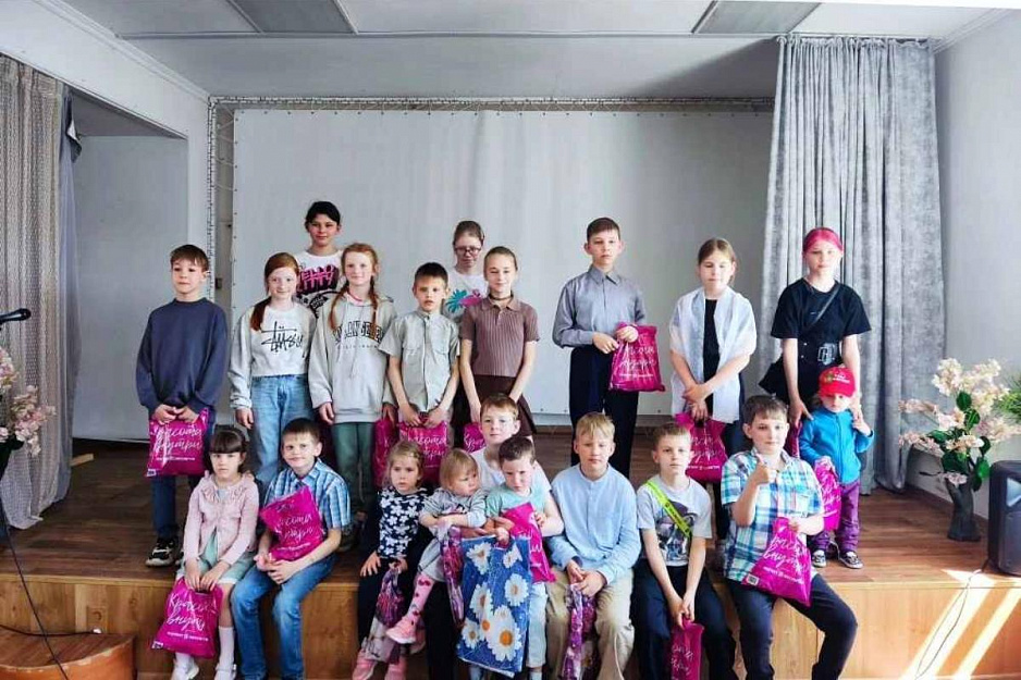 В воскресной школе «Благовест» учебный год завершился благодарственной молитвой и вручением подарков