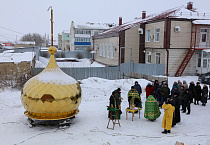 Величественный крест установили на храме села Половинное