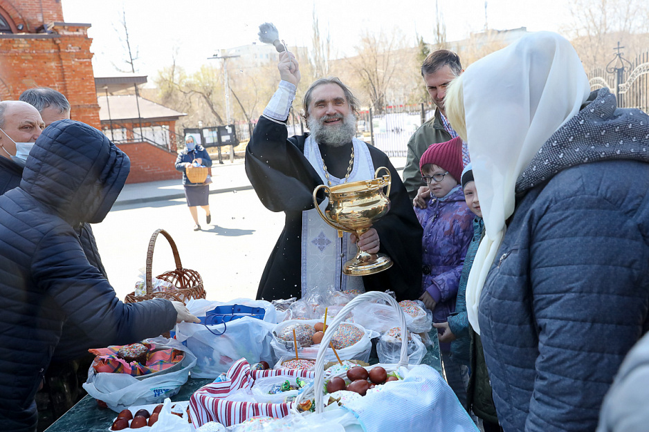 В Александро-Невском кафедральном соборе проходит освящение куличей