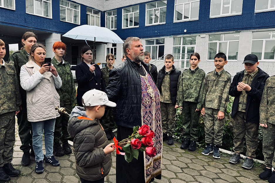 В Кургане по инициативе священника в школе провели акцию «Роза памяти»