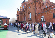В главном соборе Кургана началась раздача Благодатного огня