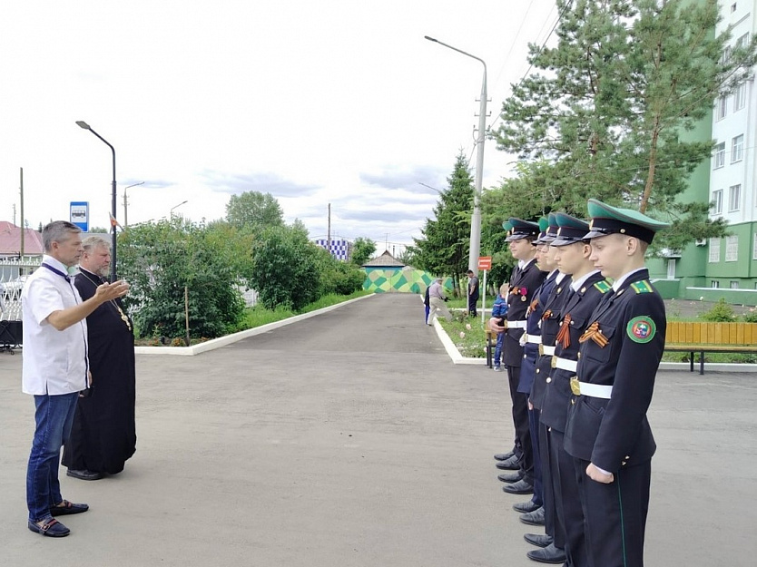 Курганский священник помог посадить розы в Госпитале ветеранов воин
