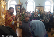 В курганском храме прихожанкам вручили  розы