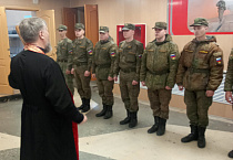 Курганский священник совершил пасхальный молебен в облвоенкомате